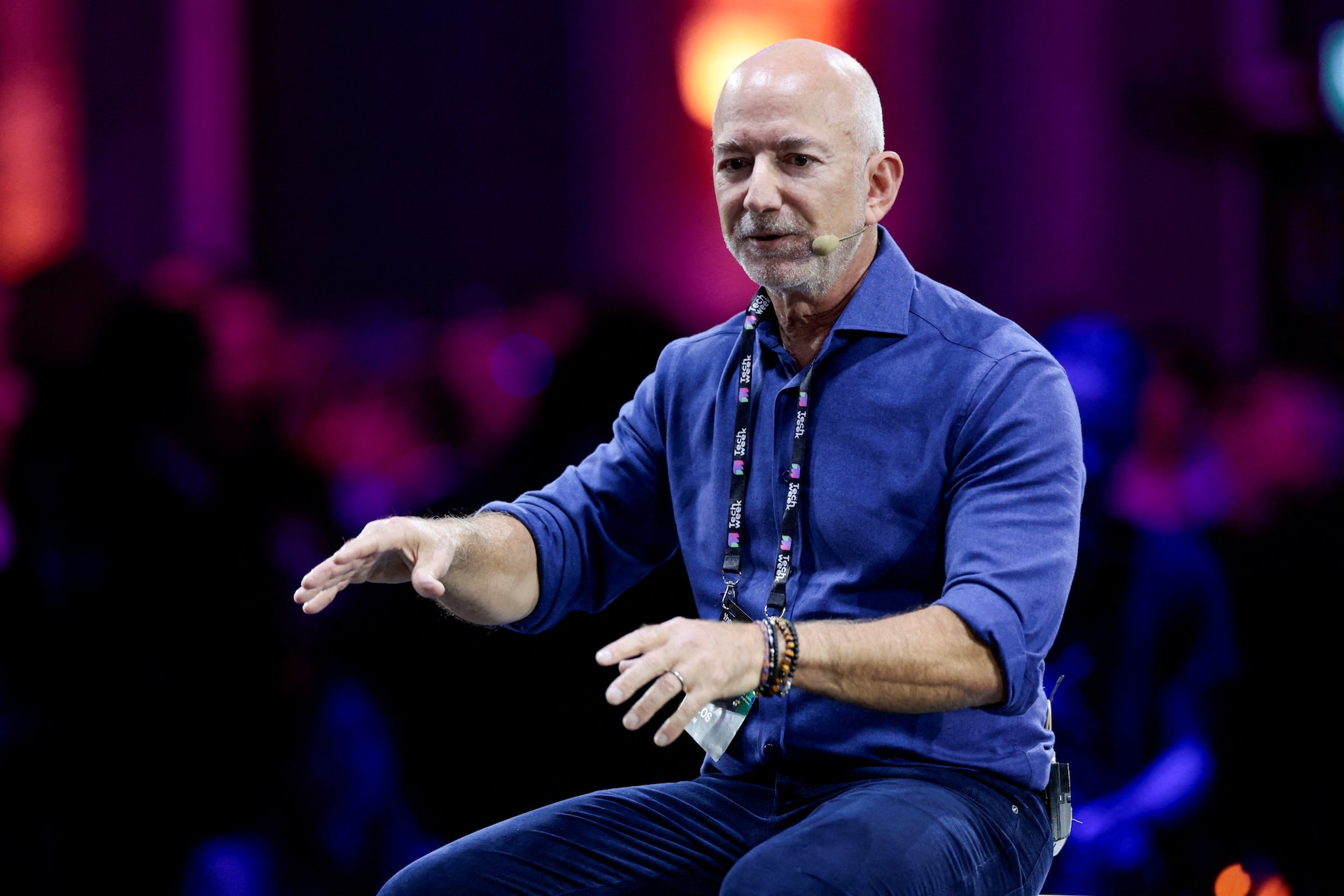 Jeff Bezos en una conferencia sobre inversión en manufactura con AI