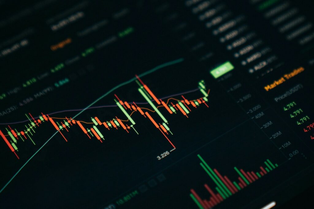 Pantallas de trading algorítmico con inteligencia artificial